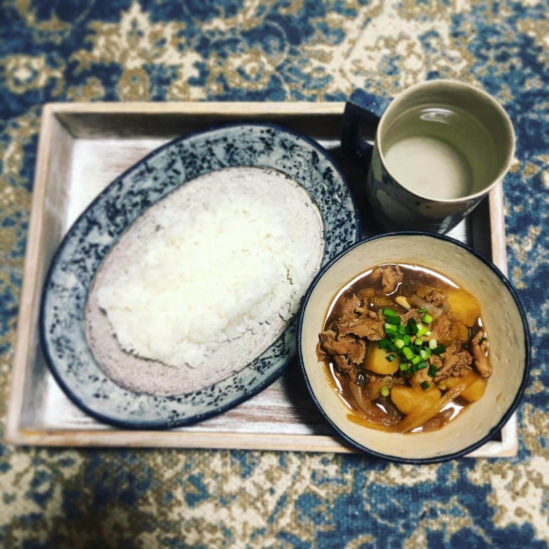 のインスタグラム：「【 #Cook_mut / #Life_mut 】﻿﻿ 【肉じゃが】﻿ 肉を炒めて⇒水、野菜、砂糖、酒、みりん、麺つゆで煮込んでネギをまぶして食うだけ。」