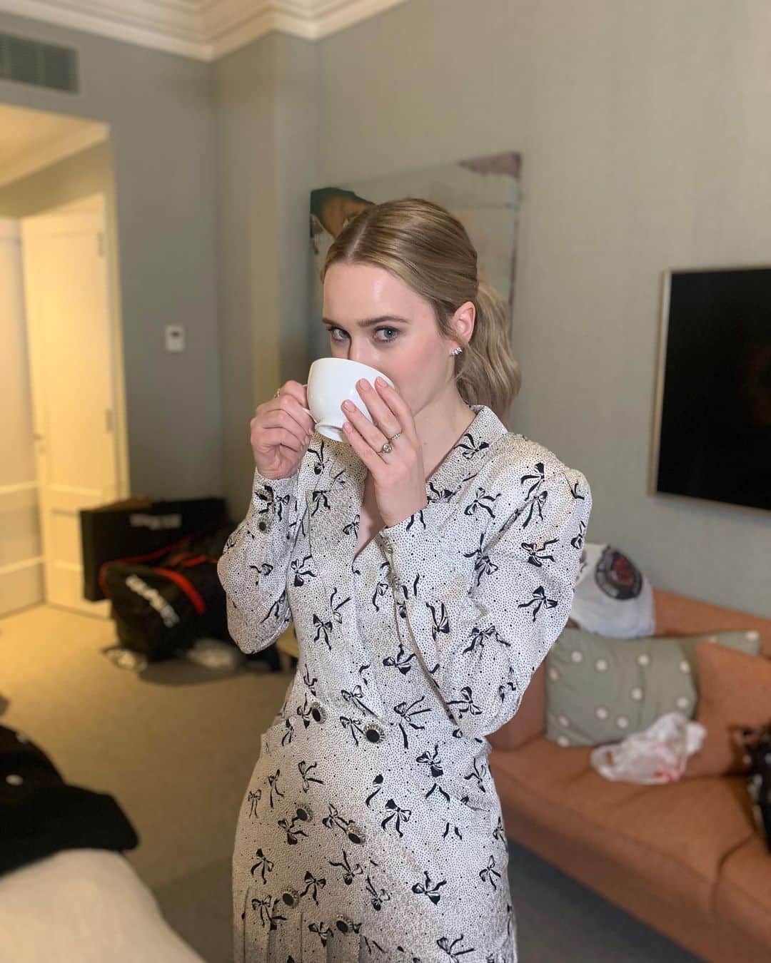 Amazon Videoさんのインスタグラム写真 - (Amazon VideoInstagram)「Hello. It’s me. @rachelbrosnahan. Im inhaling some coffee & will be hanging out all over this account today while the @maiseltv gang chats all things Season 3 and preps for our premiere tonight! Let the takeover begin.」12月3日 23時14分 - primevideo
