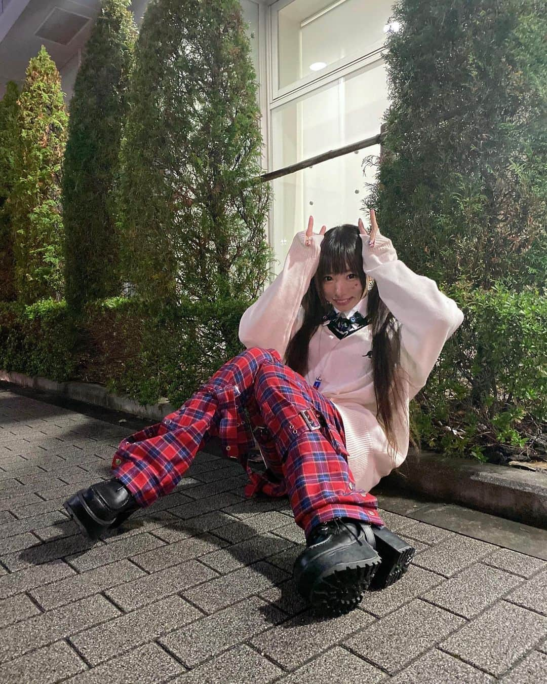 椎名ひかり（ひかりん）さんのインスタグラム写真 - (椎名ひかり（ひかりん）Instagram)「みんなのおうちにはサタンさんくる？？🎅真っ赤な生き血の〜♪ サタンクロース🎅😈は、 何故赤い服を着ているか知っている？？？ 何千人ものkids共の返り血をいく年浴び続けたからさ…  #赤チェック　#yosuke_usa  #学生コーデ　#ニットセーター　#ニットカーディガン　#ブレザーコーデ　#code #fashion #ootd #秋コーデ #秋服 #今日の私服 #今日の服 #カジュアルコーデ #私服 #コーディネート #プチプラコーデ #プチプラ#着まわし #着まわしコーデ」12月3日 23時07分 - pikarin_shiina