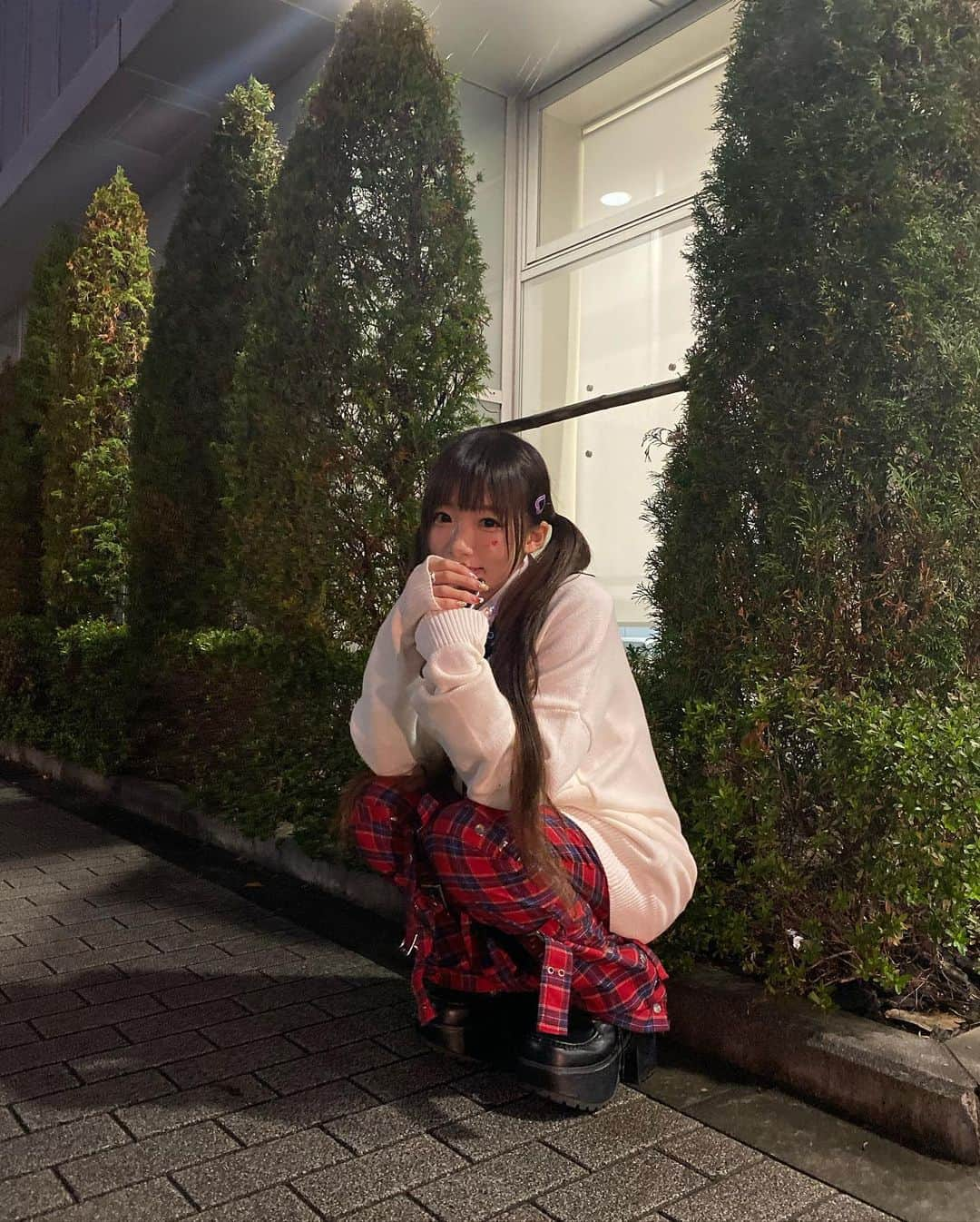 椎名ひかり（ひかりん）さんのインスタグラム写真 - (椎名ひかり（ひかりん）Instagram)「みんなのおうちにはサタンさんくる？？🎅真っ赤な生き血の〜♪ サタンクロース🎅😈は、 何故赤い服を着ているか知っている？？？ 何千人ものkids共の返り血をいく年浴び続けたからさ…  #赤チェック　#yosuke_usa  #学生コーデ　#ニットセーター　#ニットカーディガン　#ブレザーコーデ　#code #fashion #ootd #秋コーデ #秋服 #今日の私服 #今日の服 #カジュアルコーデ #私服 #コーディネート #プチプラコーデ #プチプラ#着まわし #着まわしコーデ」12月3日 23時07分 - pikarin_shiina