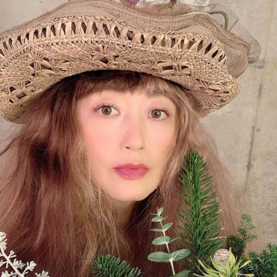 広崎うらんのインスタグラム：「自然光とアングルとポートレートモードとかでこんなに変わるのね、な写真ら😂カメラマンの写真が楽しみっす💕  ヘアメイク#橘房図 #fusaetachibana  #広崎うらん #帽子好き」