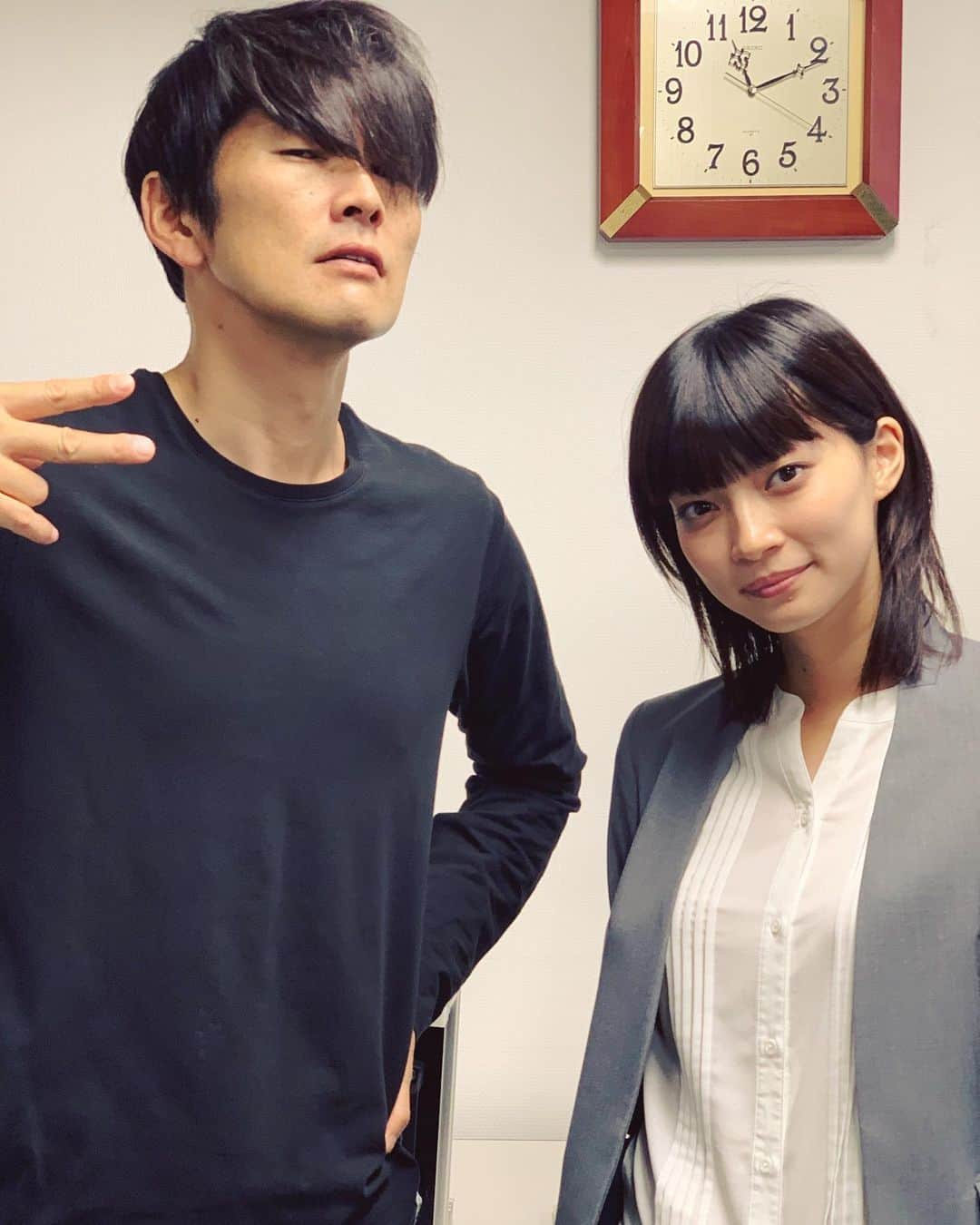 丸山智己さんのインスタグラム写真 - (丸山智己Instagram)「#左ききのエレン #TBS では今夜1:28より放送です。 今夜は柳が引っ掻き回します。  #田中真琴 ちゃんとパチリ。 それにしてもなんで時計を入れたのか。。」12月3日 23時23分 - tomomi.maruyama0327