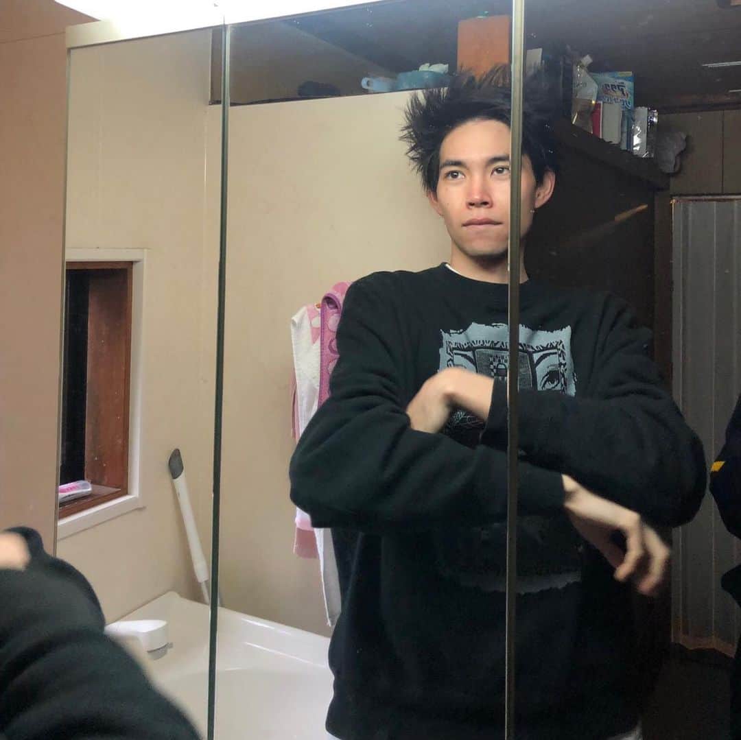 荒井 結生 Yuki Araiのインスタグラム：「🖕」