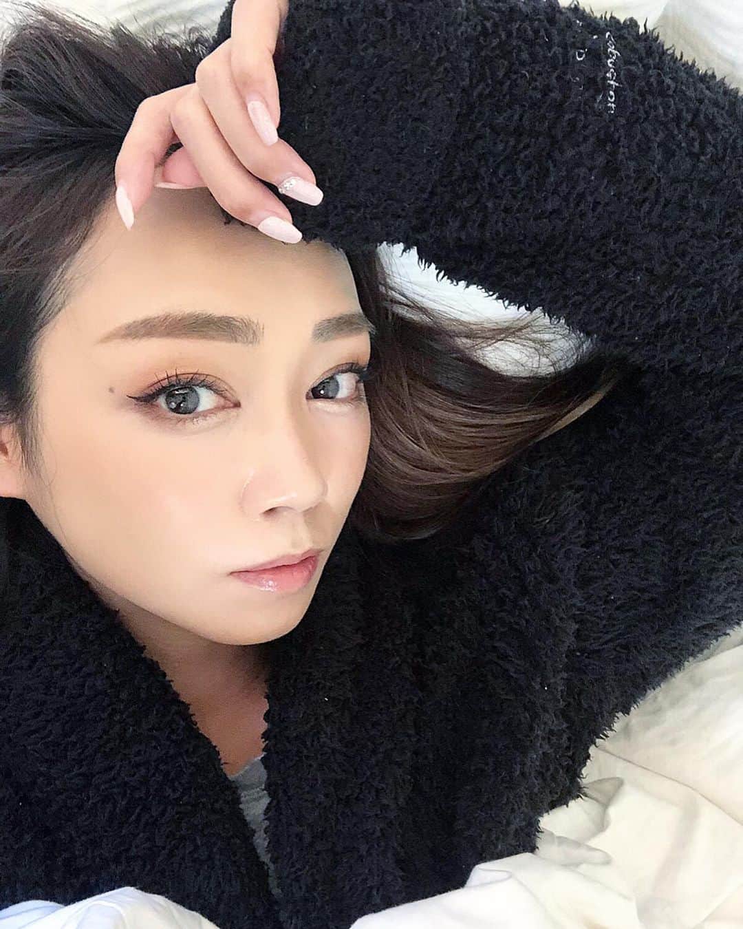 石田美奈子のインスタグラム：「𝔹𝕖𝕒𝕦𝕥𝕪 𝕤𝕒𝕝𝕠𝕟. . 最近食欲が止まらなくて、体重も少しずつ増加中。 ジムもなかなか行けていないのでちゃんと通わなきゃと思いつつ、寒くてなかなか行動に移せていない怠け者💭 . ちょっと太ったけれど、顔は#水玉リフティング のおかげでキープできているみたい☺︎ 周りには太ったことに気づかれません🤣 . #リフトアップ効果 が高いので、フェイスラインが以前よりすっきり✨ そして冬は乾燥が特に気になりますが、水玉リフティングをするとお肌がモチモチになるから嬉しい♫ . #salonvary のインスタを見ると#ニキビ跡 や#シワ改善 のbefore/afterもすごく効果が出ているので、お悩みをお持ちの方は見てみてください😊💛 → @salonvary_official . 💆🏻‍♀️ → #minako_beauty . #アラサー美容 #恵比寿エステ #小顔 #リフトアップ #ハイパーナイフ」