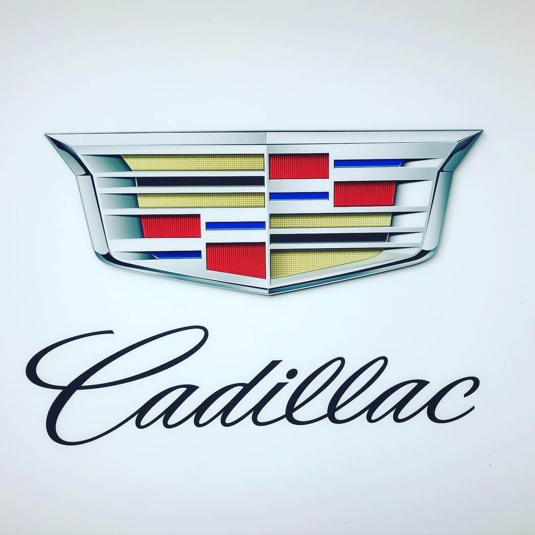 宇野薫のインスタグラム：「NEW CADILLAC XT6 CHRISTMAS NIGHT に お邪魔しました。  車好きなので、 最新の車が見れるのは嬉しい。  XT6 はレザーシートでゆったり乗れる 6人乗りは良かったなぁ… キャデラックのイメージがちょっと変わりました。  #キャデラック #cadillac  #XT6 #cadillacxt6 #ただの車好きです #宇野薫のテーマがありすぎコーディネート #宇野薫 #ただの古着好きです #levis50166前期 #levis70505 #スタンスミス  #バーバリー一枚袖  #レイバントラディショナル #だから古着はやめらんない」