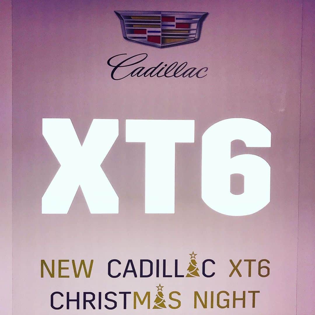 宇野薫さんのインスタグラム写真 - (宇野薫Instagram)「NEW CADILLAC XT6 CHRISTMAS NIGHT に お邪魔しました。  車好きなので、 最新の車が見れるのは嬉しい。  XT6 はレザーシートでゆったり乗れる 6人乗りは良かったなぁ… キャデラックのイメージがちょっと変わりました。  #キャデラック #cadillac  #XT6 #cadillacxt6 #ただの車好きです #宇野薫のテーマがありすぎコーディネート #宇野薫 #ただの古着好きです #levis50166前期 #levis70505 #スタンスミス  #バーバリー一枚袖  #レイバントラディショナル #だから古着はやめらんない」12月3日 23時25分 - caoluno