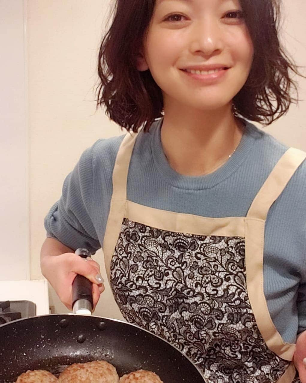 佐藤純さんのインスタグラム写真 - (佐藤純Instagram)「今日、夕飯作るのめんどくさいな〰️。。。 で…息子に電話で ｢夕飯お弁当でいい？😁｣と聞いたら… ｢いいけど…できれば！お母さんのチーズハンバーグが食べたい‼️｣と。。。 ｢え〰️💦これから買い物して作ったら遅くなっちゃうもーん｣ ｢僕もお手伝いするからさ～｣と。 ｢じゃあ、ご飯2合炊ける？この間、家庭科の授業で習ったよね？｣ ｢できる！できる！お米を2のメモリのところまでいれるんでしょ？｣ ダメだこりゃ😵😵😵 そーだ☝️娘にはご飯の炊き方教えてある‼️ ｢妹に電話代わって！｣ ｢ご飯2合炊ける？｣ ｢うん👌｣ お母さん、お買い物して帰るからお米を30分タイマーにして30分したら、スタートボタンおしてね。  炊飯器あけるまで、ドキドキでしたが…開けてビックリ！  ちゃんと炊けてました😊🍚 兄も妹に教えてもらって、次はできる！と(笑)  成長✨成長✨  息子はチーズハンバーグ5個食べました😋  #ハンバーグ #チーズハンバーグ #大好き #夕飯 #兄妹 #ご飯の炊き方 #家庭科で習ったよね？ #はじめての炊飯 #成長 #親子 #ママ #ママモデル #モデル #mama #mamamodel #model」12月3日 23時28分 - junsatoidea