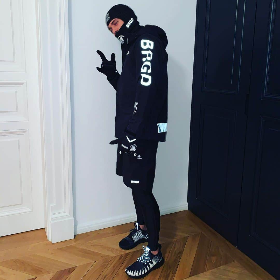 オーランド・ブルームさんのインスタグラム写真 - (オーランド・ブルームInstagram)「ninja training look 😂 when it gets cold in Prague 🥶#workout #lewks」12月3日 23時31分 - orlandobloom