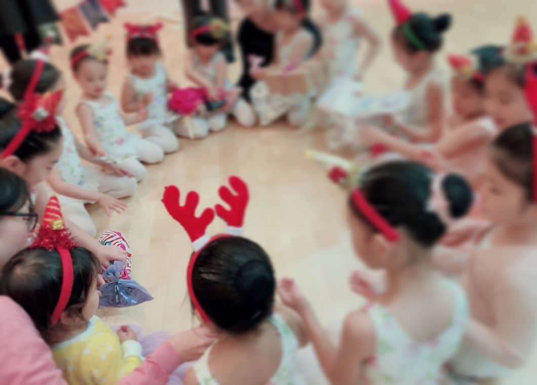 白木夏子さんのインスタグラム写真 - (白木夏子Instagram)「#ポヨ子 バレエ教室のクリスマス会🎄みんなでプレゼント交換したり、ドーナツ🍩食べたり、先生がたの優しいお気持ちに溢れた時間に癒されました。 @reikoballerina のバレエ教室は、心の豊かさを育ててくれる素晴らしい教室🥺感謝感謝です」12月3日 23時40分 - natsukoshiraki