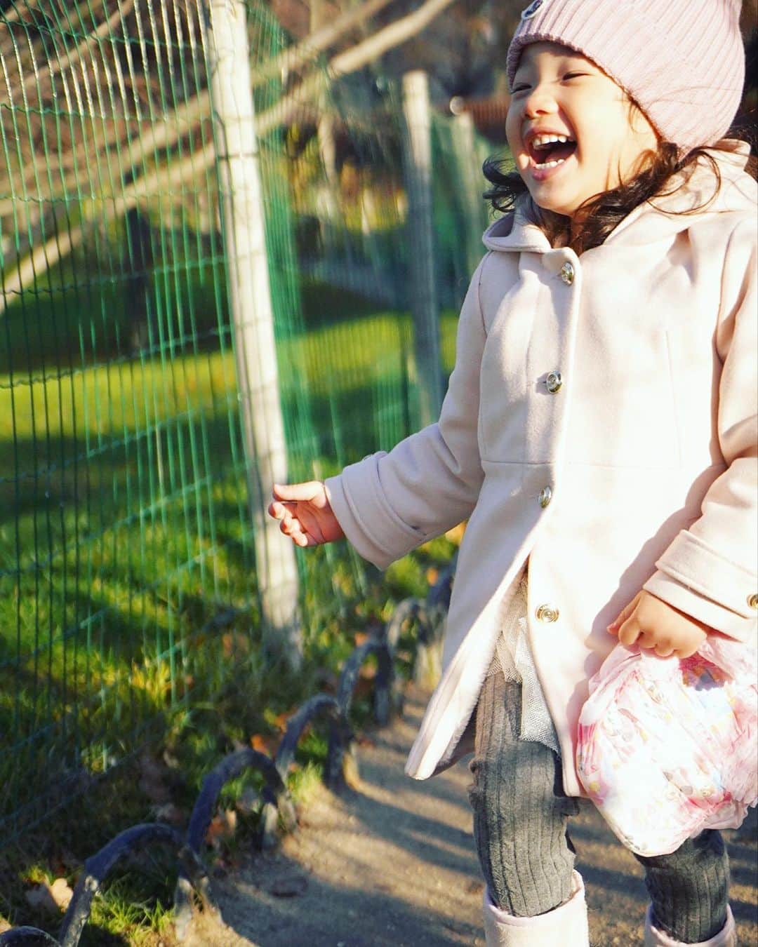 廣瀬規子のインスタグラム：「3歳。 魔の2歳児、悪魔の3歳児とは よく言ったものだと実感したこの数日間。 ・ すごく成長を感じる中に、 たまに赤ちゃんがひょっこり顔を出す。 ・ そして、眠い時は、とにかく悪魔も悪魔、強烈な悪魔に変貌するのです。 ・ ちょっとしたきっかけで、 ここ数日、自分も余裕のない中で、振り回されて、 ただキーキーしてた自分に気が付き、反省。 ・ 娘と話をして、お互い歩み寄ろうwと約束しました。 どこまでわかっているかは謎ですが、ゆっくり落ち着いて話をすると、大抵やっぱりわかってくれている事の方が多い。 ・ それにしても、娘は３歳だけれど、私も母としては3年。まだまだこれから、、、。 落ち着いていこう😌 ・ はい。 ・ よし。 ・ ね。 ・ #３歳 #悪魔の3歳児 #悪魔は悪魔の理由がある #受け入れ態勢たまに崩れる #あかん #ごめん #まだまだ母も3年 #まだまだまだまだ #反省反省また反省 #反省ばかりの人生 #色んな感情に振り回されないようにすると心に誓ったのになぁ #でも諦めない #また誓いなおせばいい #よし😤 #あ #帰国しました😊」