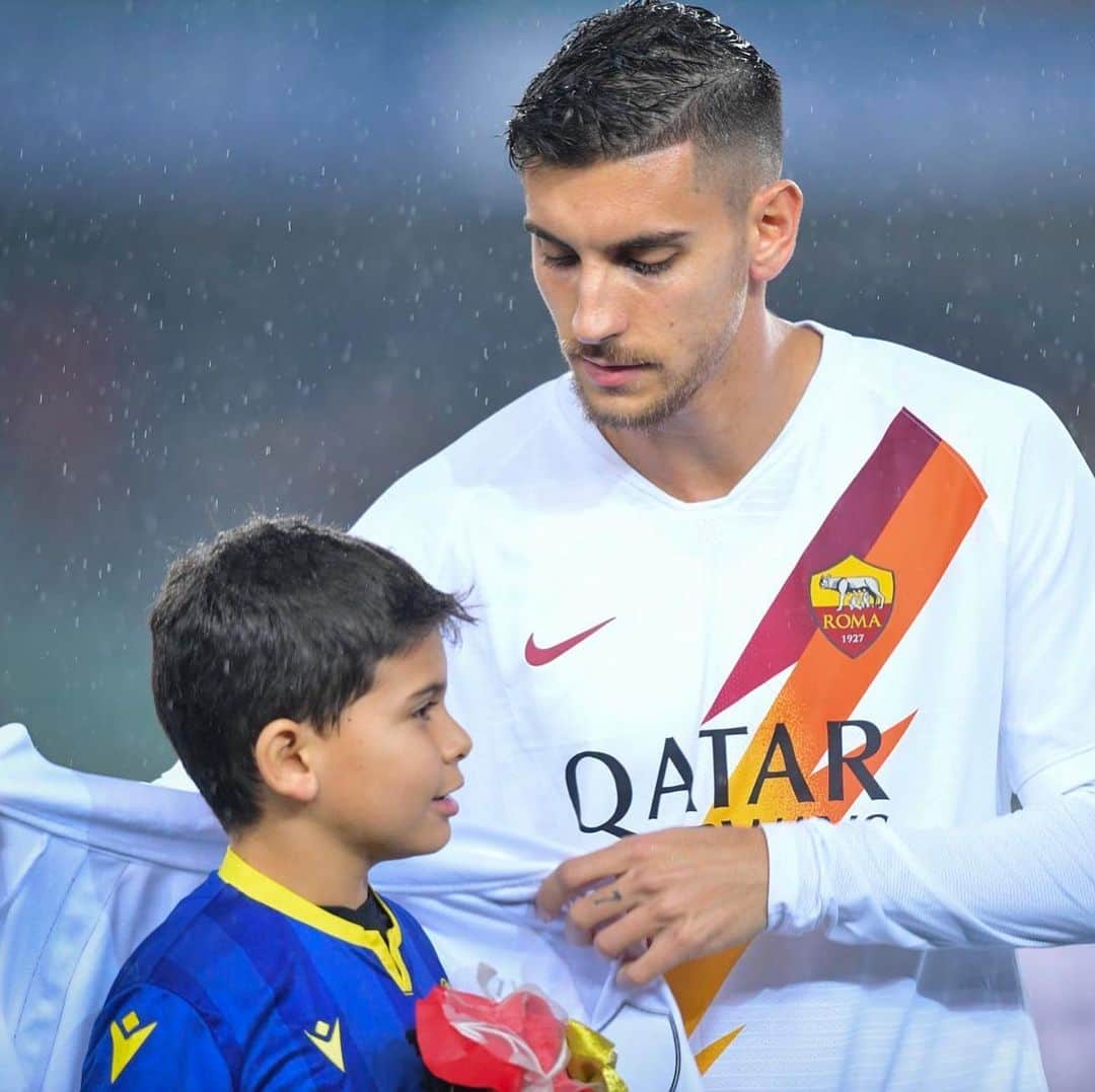 ASローマさんのインスタグラム写真 - (ASローマInstagram)「🥰 Another assist from @lorepelle7! ☔️♥️ #ASRoma」12月3日 23時36分 - officialasroma