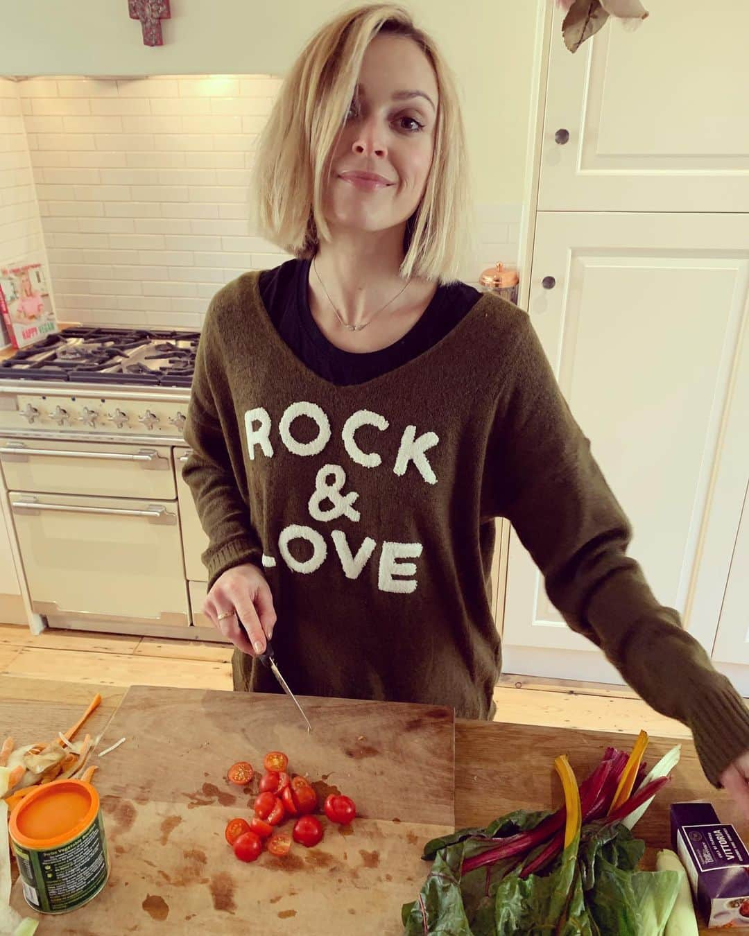 ファーン・コットンさんのインスタグラム写真 - (ファーン・コットンInstagram)「My lovely mate and entrepreneurial inspiration @hollytucker got me this jumper (of course from a small business) and I’m living the motto today. Cooking with music on feeling the love. ♥️」12月3日 23時39分 - fearnecotton