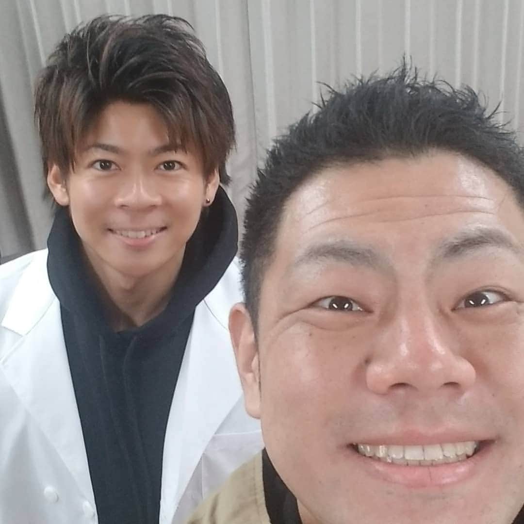 太田芳伸のインスタグラム：「東京帰りに 後輩に針打ってもらいました🎵  初めて針打っちゃいました。 後輩曰く 僕の首と腰は死んでるそうです。  月一は行きたいと思います。 針打ちたい方❗ 後輩の『山内勇真』くん、 結構ええ鍼灸師だと思います👍  タグ付けしとくので 興味ある方是非とも‼️ DM送って行ってみてください🎵 大阪の南森町でやってます‼️」