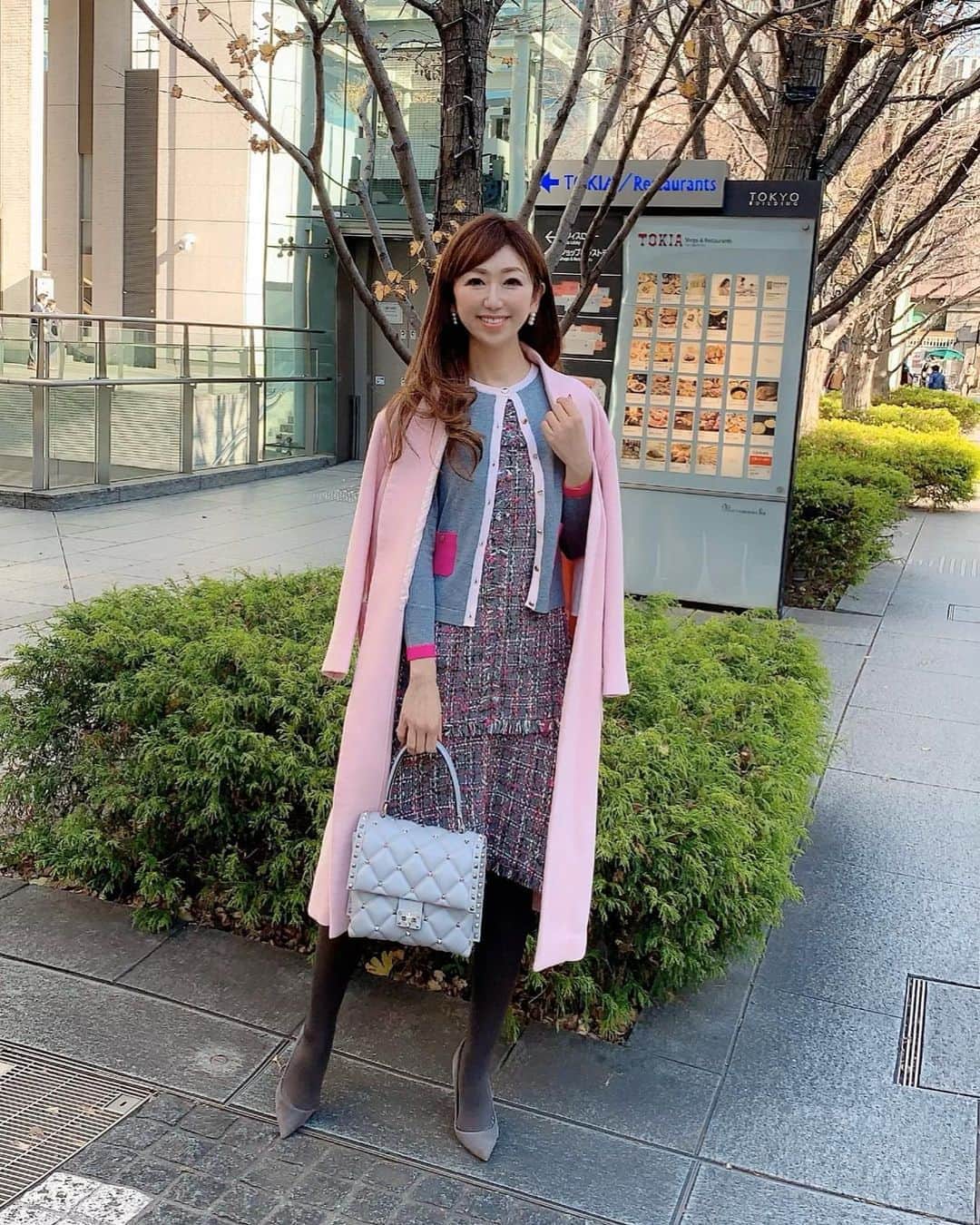 のインスタグラム：「Outfit of the day👗 ピンクを利かせた佳子流冬のコーディネート💗 . . マカロンカラーコート(プリマシェレル ) https://www.joint-space.co.jp/fs/shirai/psc112-0200 . . ツイードワンピース(プリマシェレル ) https://www.joint-space.co.jp/fs/shirai/psc312-0171 . . カーディガン(プリマシェレル ) https://www.joint-space.co.jp/fs/shirai/psc412-0182/ . . . #和泉佳子　#ootd #今日のコーディネート　#プリマシェレル  #ピンク　#ファッション好きな人と繋がりたい @primascherrer」