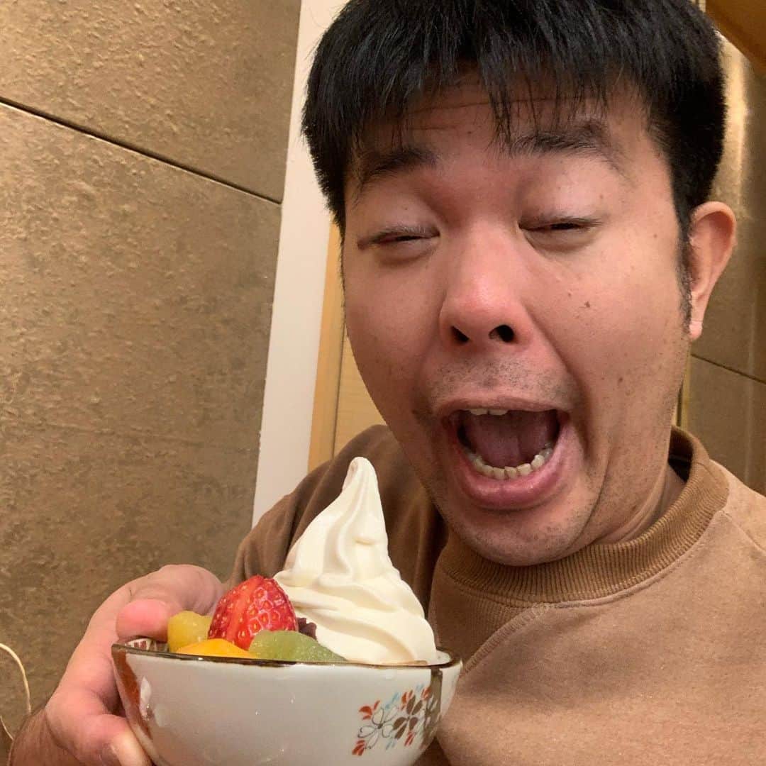 西川晃啓のインスタグラム：「気絶甘味  和の甘味を堪能して気絶  #あるある探検隊#レギュラー#気絶#気絶の日々#ギャグ#仕事#夜#ルミネ#お昼#買い物#休憩#麻布茶房#白玉クリームあんみつ#粋#和#甘味」