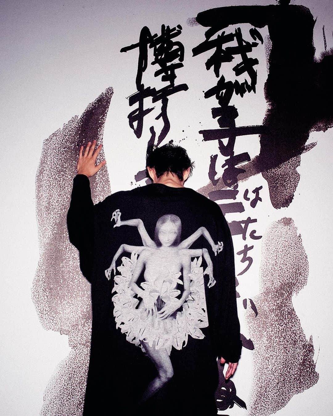 山本耀司さんのインスタグラム写真 - (山本耀司Instagram)「Yohji Yamamoto BLACK SCANDAL SS20 Collection.  Available on December 6th in Japan.  Model @vannesswu  #YohjiYamamoto #BlackScandal #VanNessWu #SS20」12月4日 0時07分 - yohjiyamamotoofficial