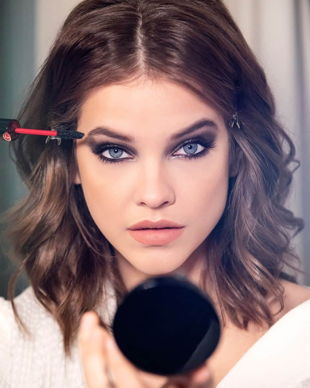 Armani Beautyさんのインスタグラム写真 - (Armani BeautyInstagram)「Final touchups before last night's #FashionAwards 2019. Face of Armani beauty @RealBarbaraPalvin completed her statement eye makeup look with BLACK ECSTASY mascara.  #ArmaniBeauty #ArmaniBeautyStars #BFCNewWave #makeup」12月3日 23時59分 - armanibeauty