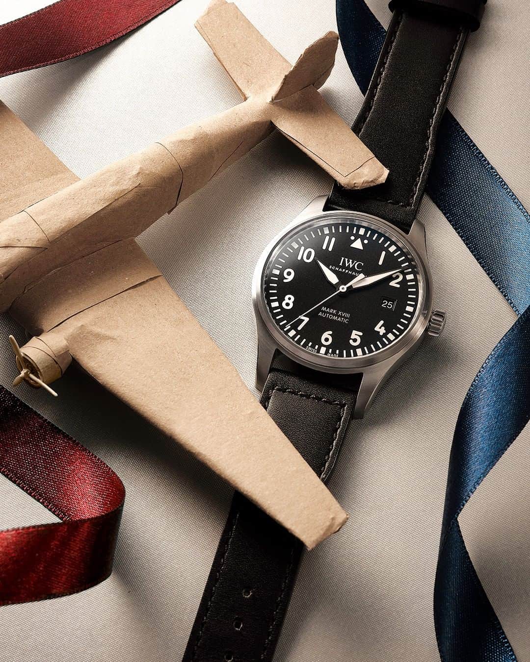 IWCさんのインスタグラム写真 - (IWCInstagram)「An IWC staple becomes a holiday essential. For the dapper and discerning, no gift compares to the Pilot’s Watch Mark XVIII (Ref. IW327009). #IWCPilot #iwcseasonsgreetings」12月4日 0時00分 - iwcwatches