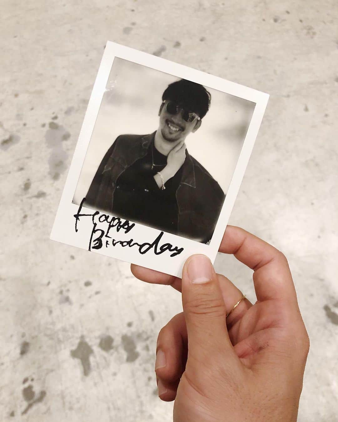 のインスタグラム：「Happy Birthday  みんな ポラロイドの 裏に ぎっしりメッセージ書いて  Happy Birthday  to @lewes_keiji  いつもありがとう。 (サングラス🕶はKJの。  #happybirthday #20191203」