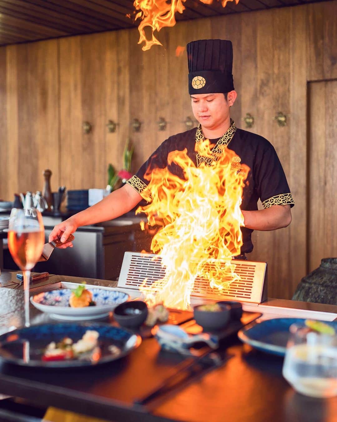 Velaa Private Islandさんのインスタグラム写真 - (Velaa Private IslandInstagram)「Dancing knives, leaping flames, sizzling ingredients… A mesmerising experience awaits at #Tavaru – our fiery Teppanyaki restaurant!  #VelaaPrivateIsland #VelaaMoments」12月4日 0時08分 - velaaprivateisland