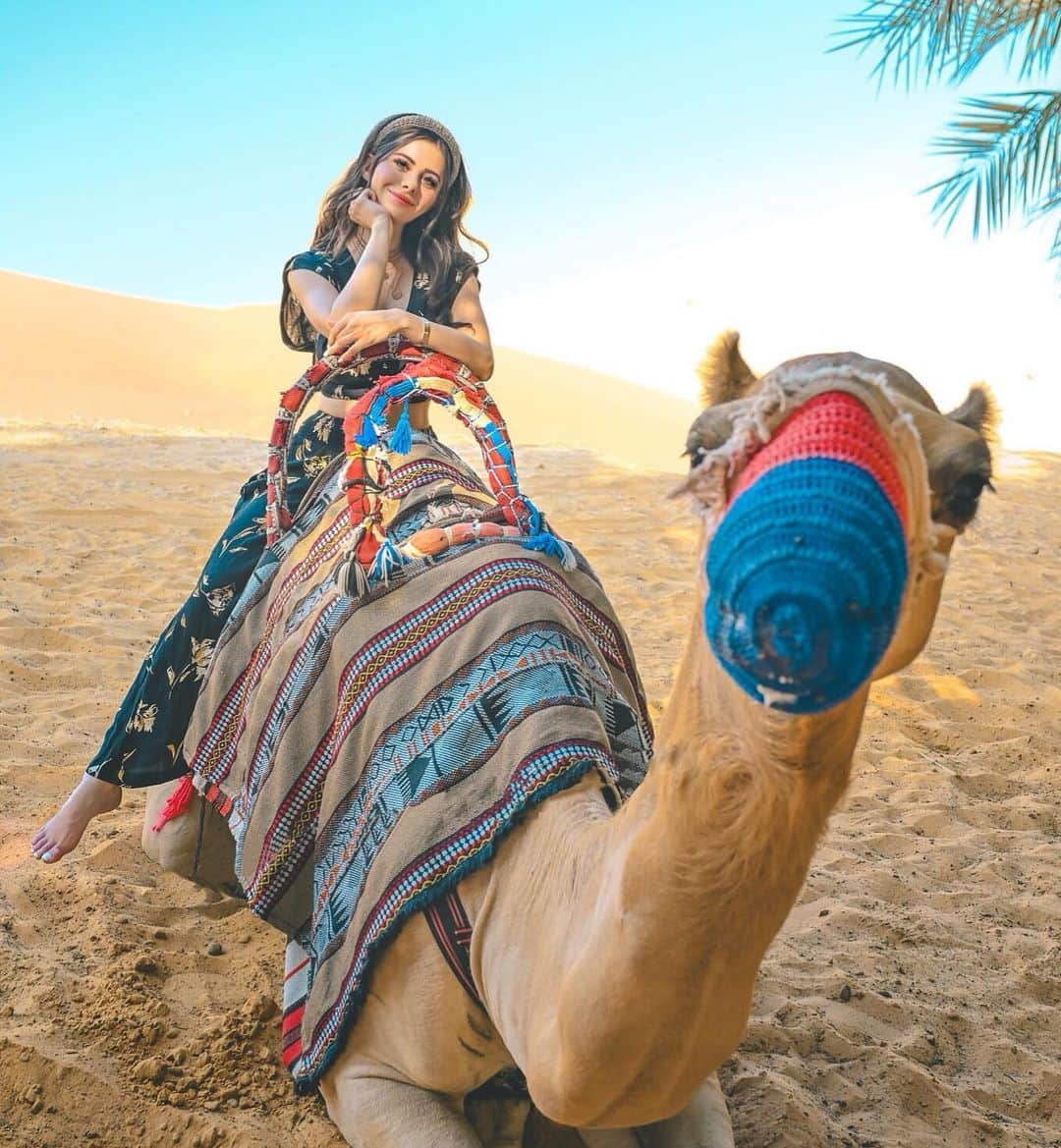 Azzyのインスタグラム：「What animal would you love to meet ? 🐪💕」