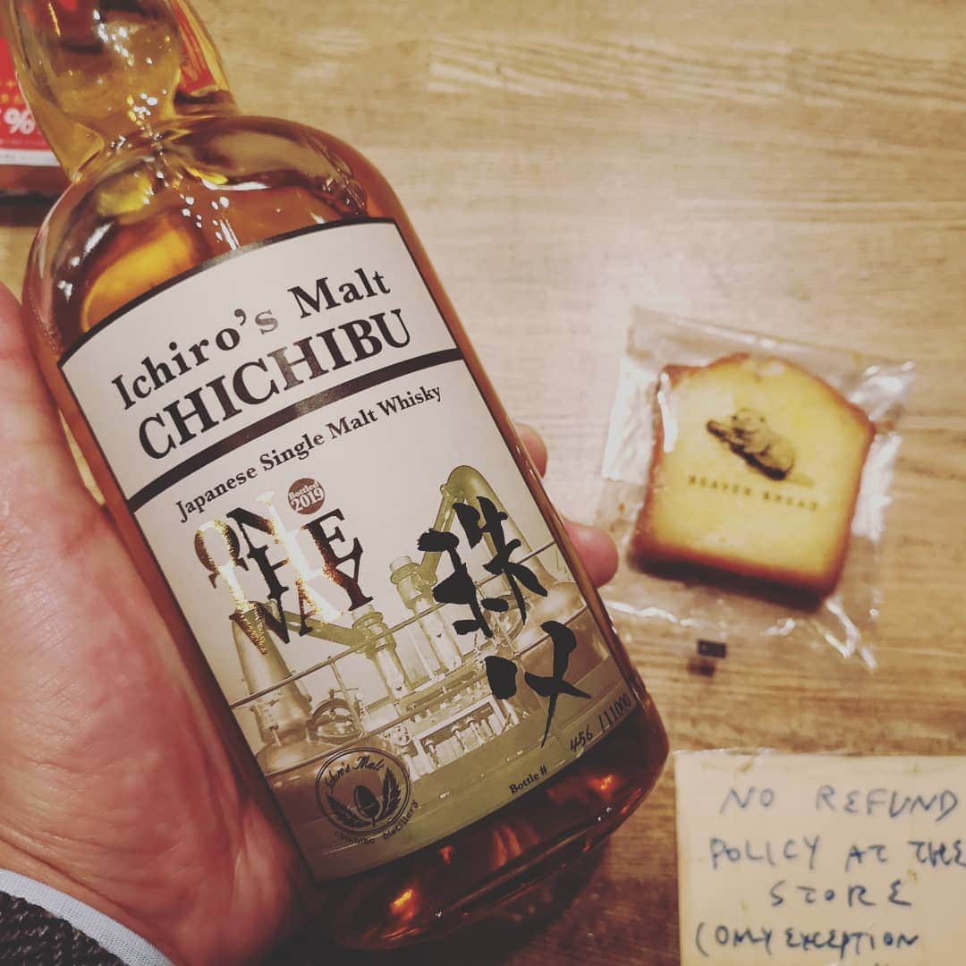 真壁伸弥さんのインスタグラム写真 - (真壁伸弥Instagram)「目白田中屋さんに来店したら、クレイジージャーニー栗林さん。今回の祝いに素晴らしいお菓子とお酒を、、、 嬉しい。 こういうのが好きになるんだよなぁ。 粋だなぁ。 うまいなぁ。 ありがとうございます。」12月4日 0時16分 - makaberian5