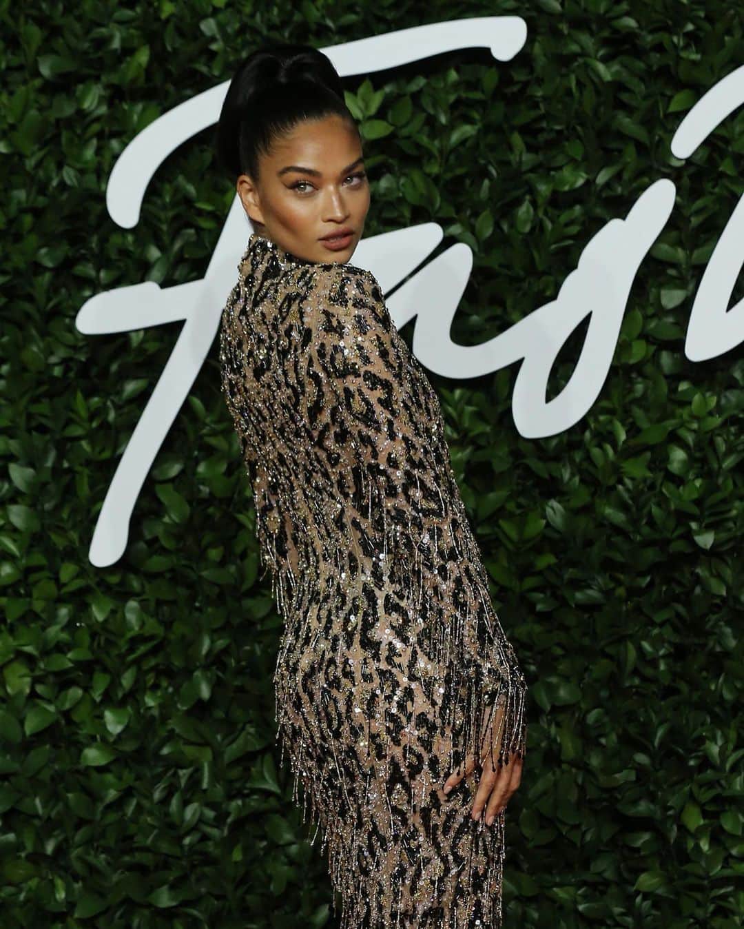Fashion Weekさんのインスタグラム写真 - (Fashion WeekInstagram)「Last night fashion's finest put their best foot forward on red carpet for the @britishfashioncouncil’s  2019 #FashionAwards. 👠 See our roundup of last night's looks starting with @badgalriri in @fenty. 📸 by @gettyimages」12月4日 0時09分 - fashionweek