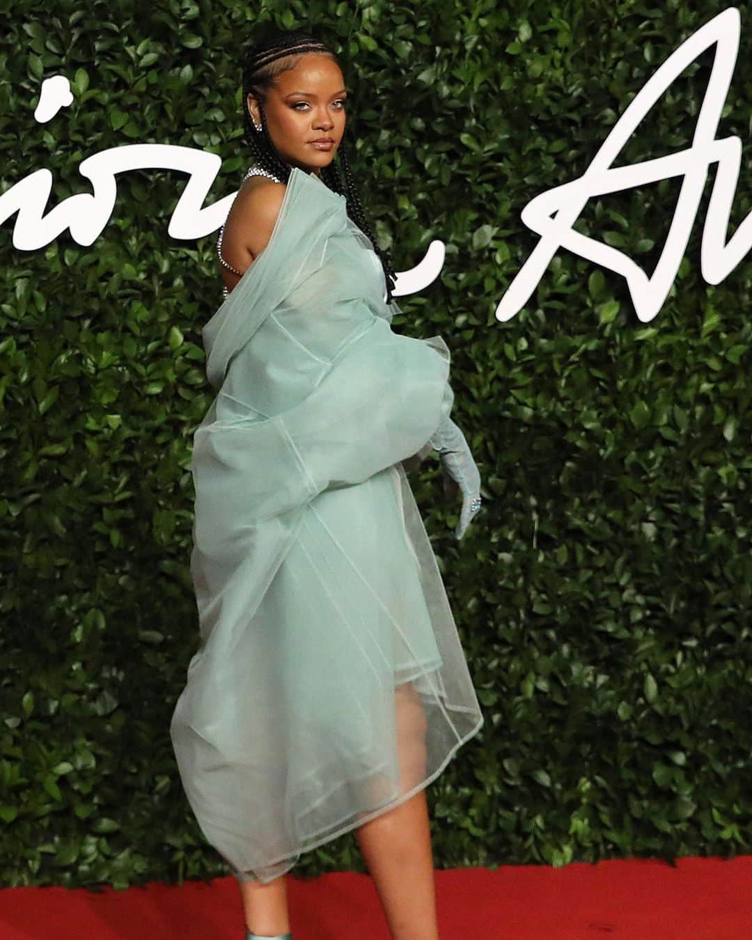Fashion Weekのインスタグラム：「Last night fashion's finest put their best foot forward on red carpet for the @britishfashioncouncil’s  2019 #FashionAwards. 👠 See our roundup of last night's looks starting with @badgalriri in @fenty. 📸 by @gettyimages」