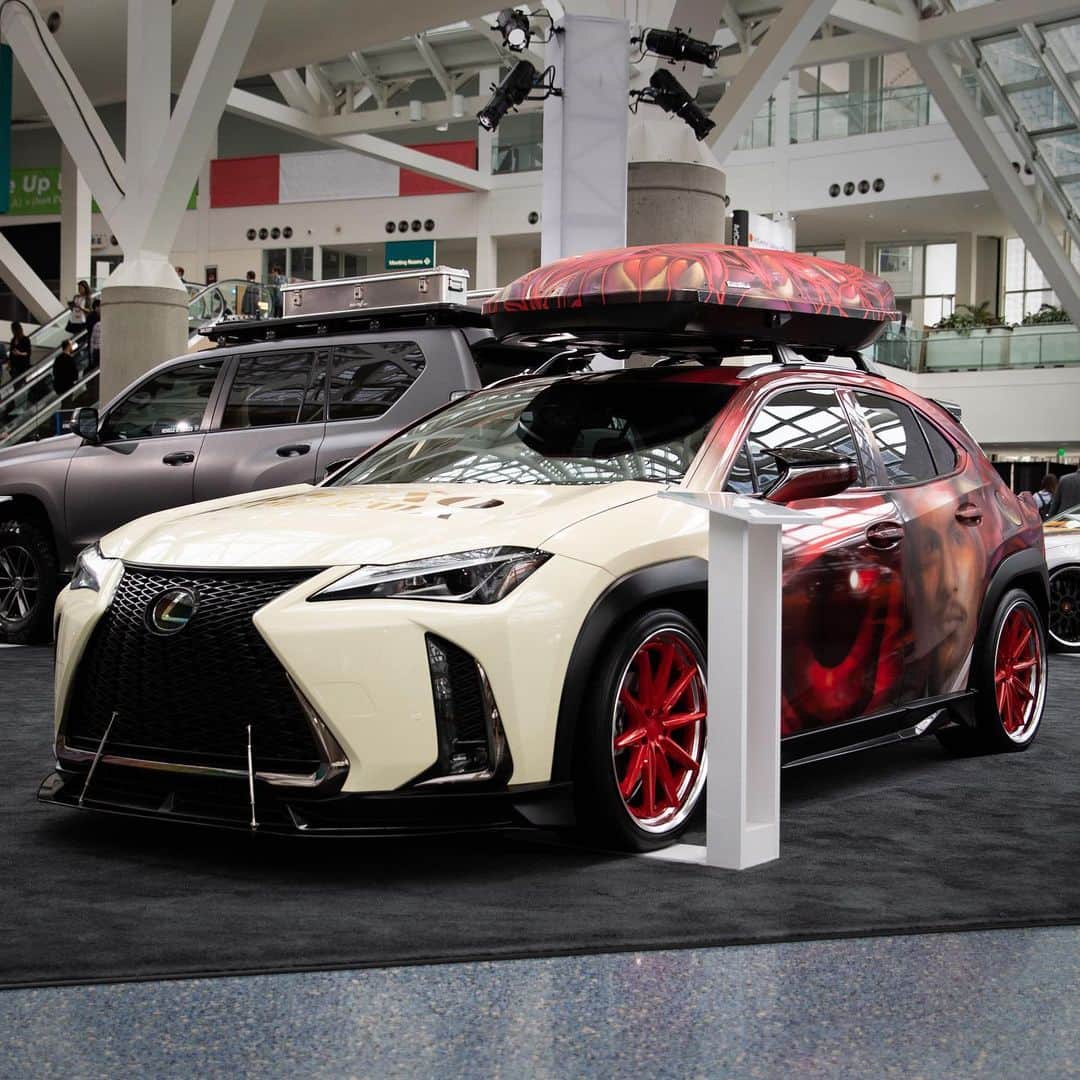 Lexus USAのインスタグラム：「Art moves us, it provokes the imagination, and allows us to explore and appreciate powerful emotions outside of ourselves. Check out this art on art #LexusUX inspired by a historical facet of Hispanic culture, the Golden Age of Mexican Cinema. Shout out to West Coast's @VYALone who helped us bring this concept to life back in October in celebration of Hispanic Heritage Month and was featured at the #LAAutoShow. The UX, a vehicle made for the city, was the perfect canvas to showcase remarkable artistry. #LexusCustom #LAAutoShow」
