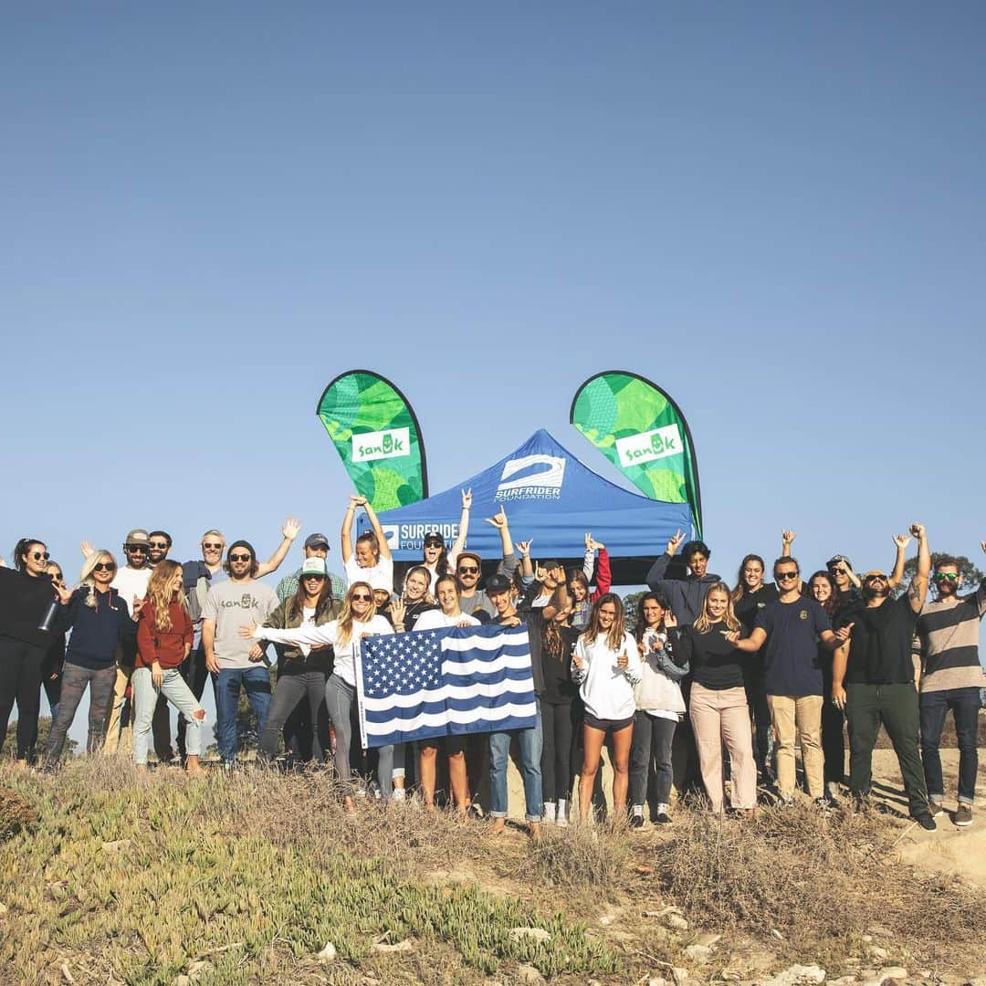のインスタグラム：「Get up, get out and give back! Sanuk proudly supports the @Surfrider Foundation—a nonprofit dedicated to protecting and preserving the planet’s ocean, waves and beaches. From exotic, aquatic playgrounds in remote locations to the classic, curved stretch of coastline here in Santa Barbara we call the “2 Miles of Smiles,” we’re on a mission to help protect happy places near and far. Click the link in our bio to learn more about our ongoing partnership! #Sanuk #SmilePassItOn #GivingTuesday」