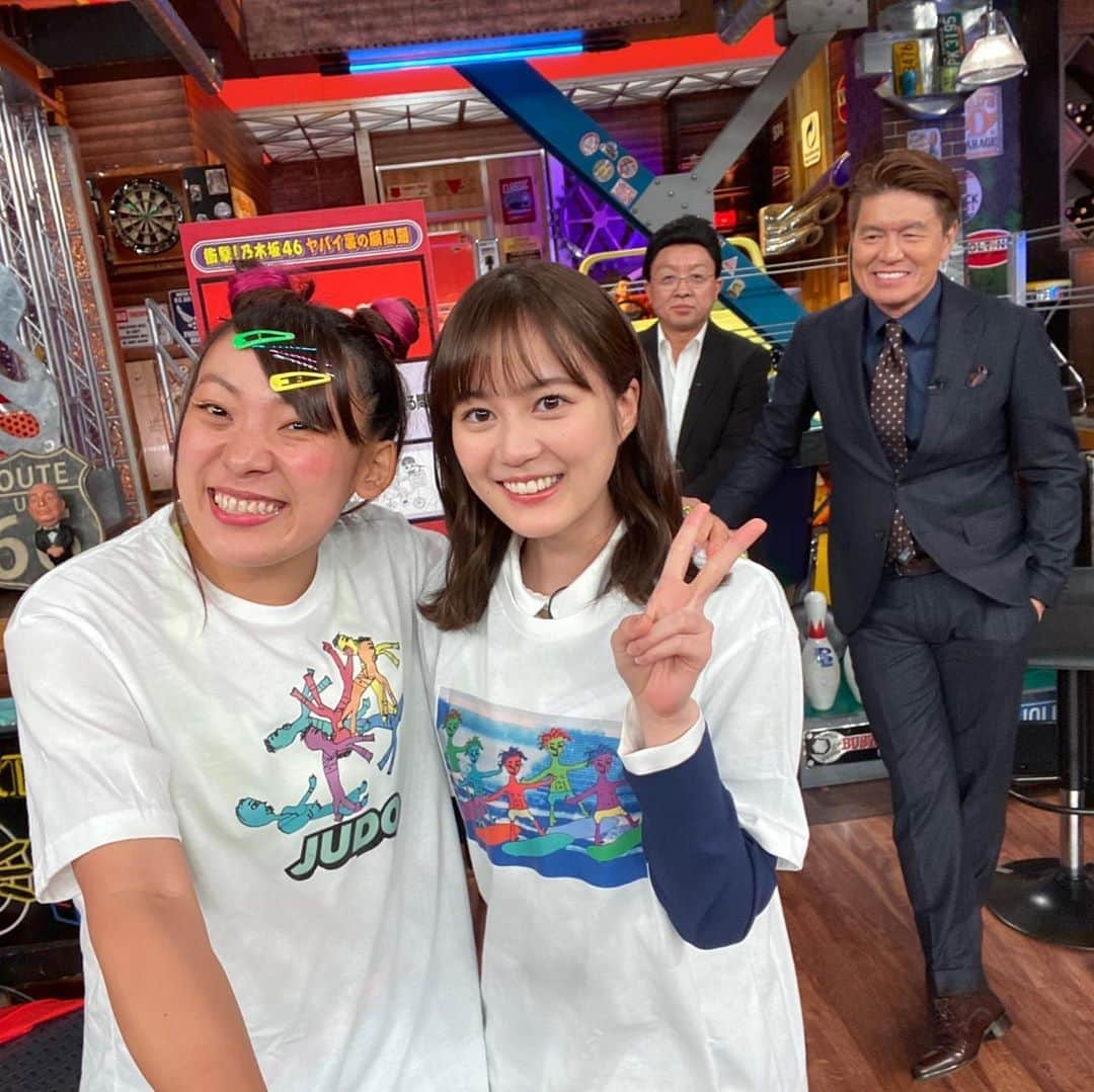 日本テレビ「ウチのガヤがすみません！」さんのインスタグラム写真 - (日本テレビ「ウチのガヤがすみません！」Instagram)「#フワちゃん のアレンジで#生田絵梨花 画伯のイラストが🌈オシャレ#Tシャツ 🌈に変身💖 みんなはどっちの🎽が好き🤗❓【コメント欄に記入してね✍️⬇︎⬇︎】 . #生田画伯の原画 を公開します🙌【❷❸枚目→】 テーマ『オリンピック競技』#柔道🥋 #サーフィン🏄‍♂️ . 👱🏻‍♀️🤜🔥🤛👩🏻‍🦰 なにがどうなってオシャレになった🤔⁉️ 原画とTシャツをじーっくり見比べてみてね💟 . #ウチのガヤがすみません #ウチガヤ  #豪華ゲストとガヤ芸人 #ガヤ芸人オフショット #芸人 #乃木坂46 #夜明けまで強がらなくてもいい #Judo #Surfing #生田フワコラボどっちが好み」12月4日 0時17分 - uchino_gaya