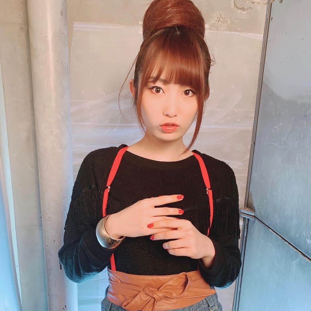 美音咲月さんのインスタグラム写真 - (美音咲月Instagram)「🍓 どうも。わたあめです。💭 ・ ・ ぜーんぶ自分の髪でおだんにしたよ。 わたあめみたい！ ・ ・ あめちゃんくださいっ！ ・ ・ ・ #おだんごヘア  #わたあめ  #ネイル #赤ネイル  #ドンドンダウン  #美音咲月」12月4日 0時20分 - satsuki_miwa