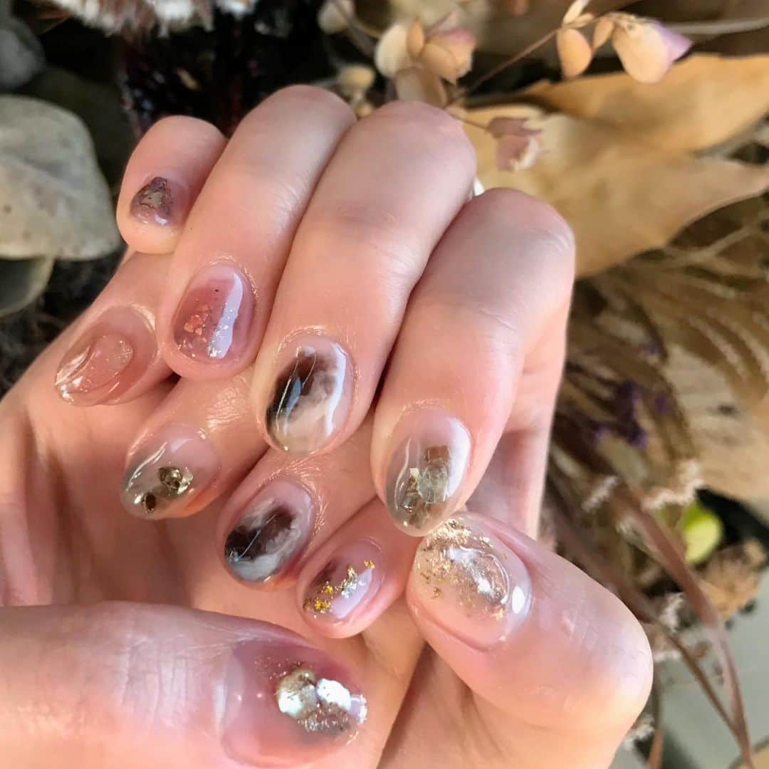 のインスタグラム：「わーい！🙌New nail💅 . 今回もめっちゃ可愛い🥰 カフェオレ的なの1本入れてくださいってお願いして、 両手に1本ずつ入れてもらった！☕️ . そして左おかあさん指の しずくのようなトゥルンも可愛い💧✨ . お仕事用のネイルチップもお願いしてきちゃった😉 . 相場さんいつも神センスで 可愛くしてくれてありがとうございます🙇🏻‍♀️💓 . (@says_nail ) . #akita #handnail #nail #カフェラテネイル #ネイルチップ #2019 #winter #pink #くすみピンク #novel #奥行きネイル #ニュアンスネイル #ミラーネイル #しずくネイル . さっきの間違えて消してしまった…😭」