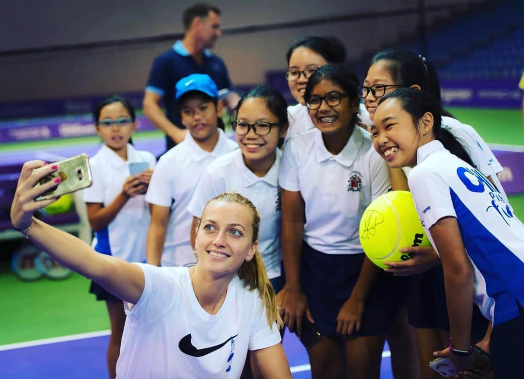 PetraKvitovaさんのインスタグラム写真 - (PetraKvitovaInstagram)「Giving back is one of things I love most about my job as a tennis player! I can't wait to dedicate more time to it in the future. Giving kids the chance to learn and grow through sport is a huge passion for me. What about you? #GivingTuesday #WTA4Love @wta @wilsontennis」12月4日 0時28分 - petra.kvitova