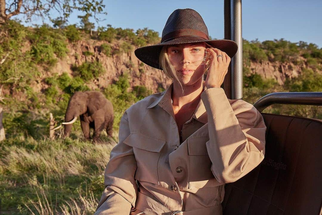 デヴォン・ウィンザーさんのインスタグラム写真 - (デヴォン・ウィンザーInstagram)「The adventures of J and D continue... which animal portrait is your fav?? I can’t decide ! @singita_ #ecotourism #oursingita」12月4日 0時29分 - devwindsor