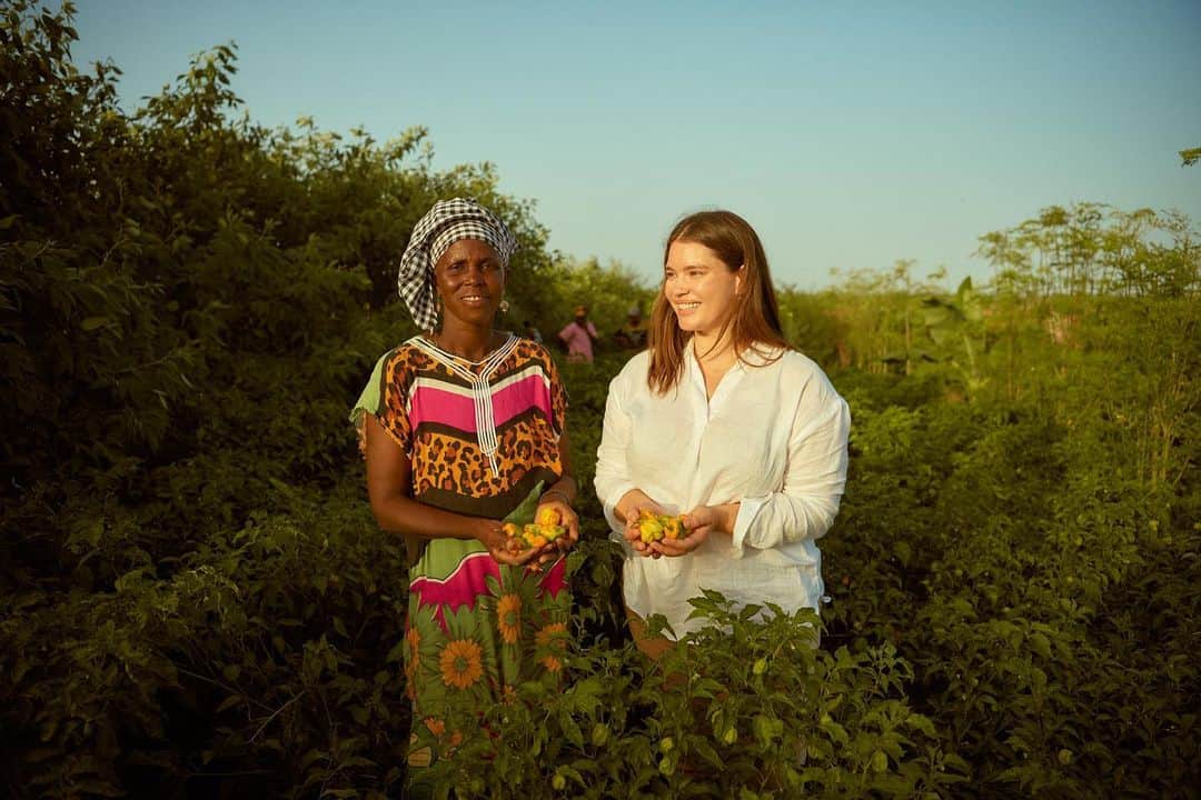 タラ・リンのインスタグラム：「Today is a wonderful day to give. Double your generosity #GivingTuesday when you donate to @treesforthefuture - link in bio. Your donation has a direct impact on the earth and lives of the people who need it most. By helping plant trees, you give families the ability to transition from unsustainable farming techniques to a Forest Garden system. Your donation not only sustains and empowers them, but also changes their lives forever.」