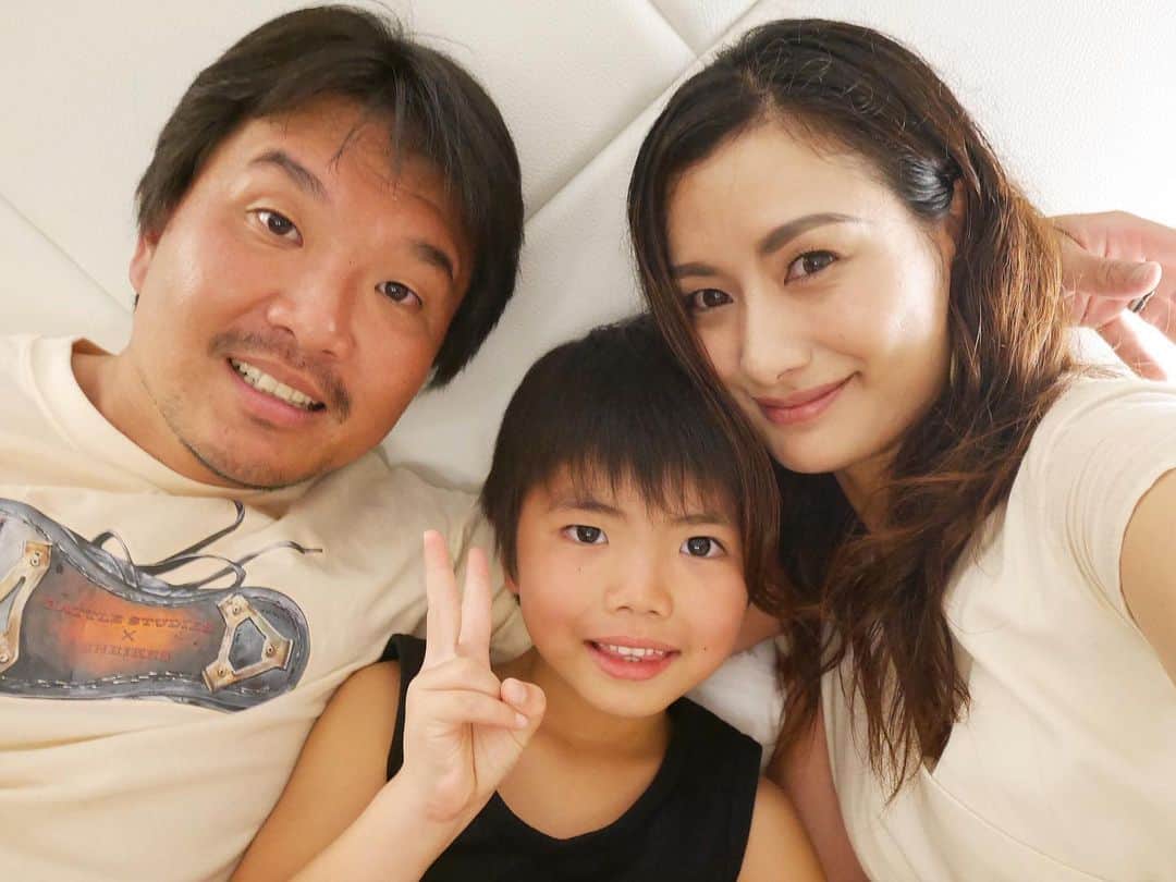 大西宏明のインスタグラム：「2019/11/29日✨✨ 結婚して7年を迎えました🎉  大西家&笑ぎゅうを今後とも宜しくお願い致します🤲🥺 ♪(´ε｀ )  #11月29日 #結婚記念日 #7年 #いい肉の日 #たまたま #偶然 #焼肉屋 #笑ぎゅう #関係なし #10年前 #付き合った日 #凄い #奇跡の様な話 #運命かな www #これからも宜しくお願い致します #smile #ほなっ！！」