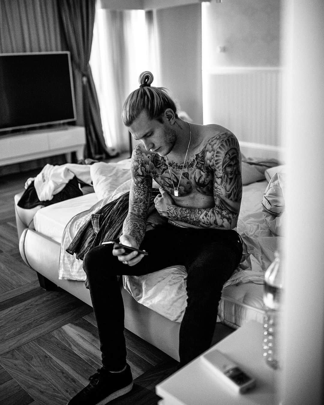 ロリス・カリウスのインスタグラム：「When they text you “be ready by 8” but it’s 9 and no one is here.」