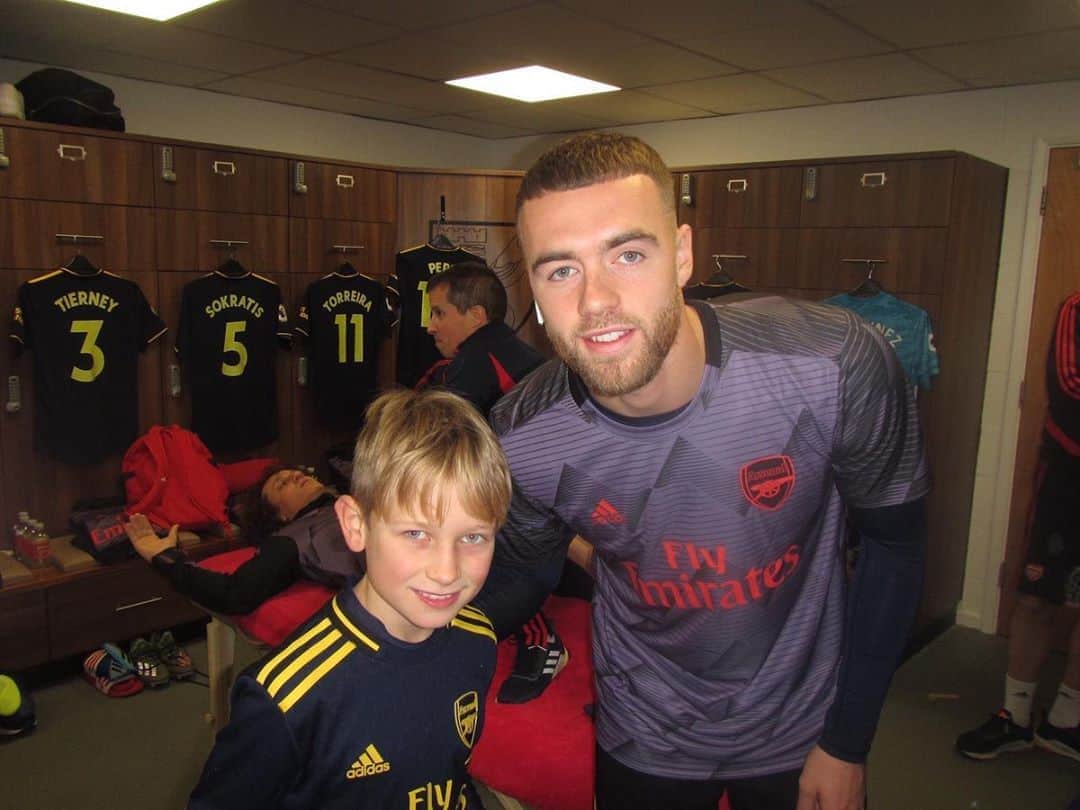 カラム・チャンバースのインスタグラム：「The cameras sometimes only show one side of the story. It’s always great to meet our Junior Gunners mascot in the dressing room before every match. We hope Billy had a great day at Norwich on Sunday and it was a pleasure to meet him.」
