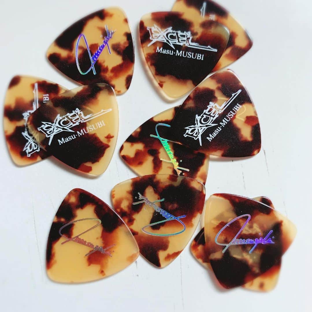 増崎孝司のインスタグラム：「“Masu-MUSUBI”ピック、完成！ Guitar shop”Excel”さん、ありがとう！12/10から販売します。 https://excel-web.jp/apex_picks/masu_musubi.html  #masumusubi #guitarshopexcel #増崎孝司 #dimensionjazz」