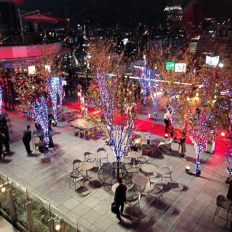 長江愛美さんのインスタグラム写真 - (長江愛美Instagram)「12月5日に東急プラザ渋谷にOpenする「CÉ LA VI TOKYO」✨ ひと足お先に、ローンチパーティーにご招待いただき、行ってきました❤️ 「東急プラザ渋谷」のルーフトップ、17階・18階に『CÉ LA VI TOKYO』が日本初上陸🌃  マリーナベイ・サンズの57 階や、 香港、フランスのサントロペ、台北、クアラルンプール、上海、ドバイなどで展開する総合エンターテイメントレストラン🍽CÉ LA VI ✨  モダンアジアンファインダイニング、カジュアルダイニング、クラブラウンジ、SKY BAR etc...と、夢のような空間が盛り沢山❤️ 渋谷だと言うことを忘れてしまう✨  ずっといても飽きない空間🧚‍♀️ 注目度no.1です💃✨ #ローンチパーティー #ローンチ#渋谷#東急プラザ渋谷 #レセプションパーティー #レセプション #celavitokyo #celavi #マリーナベイサンズ #ルーフトップバー #ルーフトップ#bar #レストラン#渋谷グルメ #moetchandon #moet#champagne#シャンパン#party #reception#夜景#絶景#japan #渋谷スクランブルスクエア #渋谷ディナー #イルミネーション」12月4日 0時38分 - manamin.512