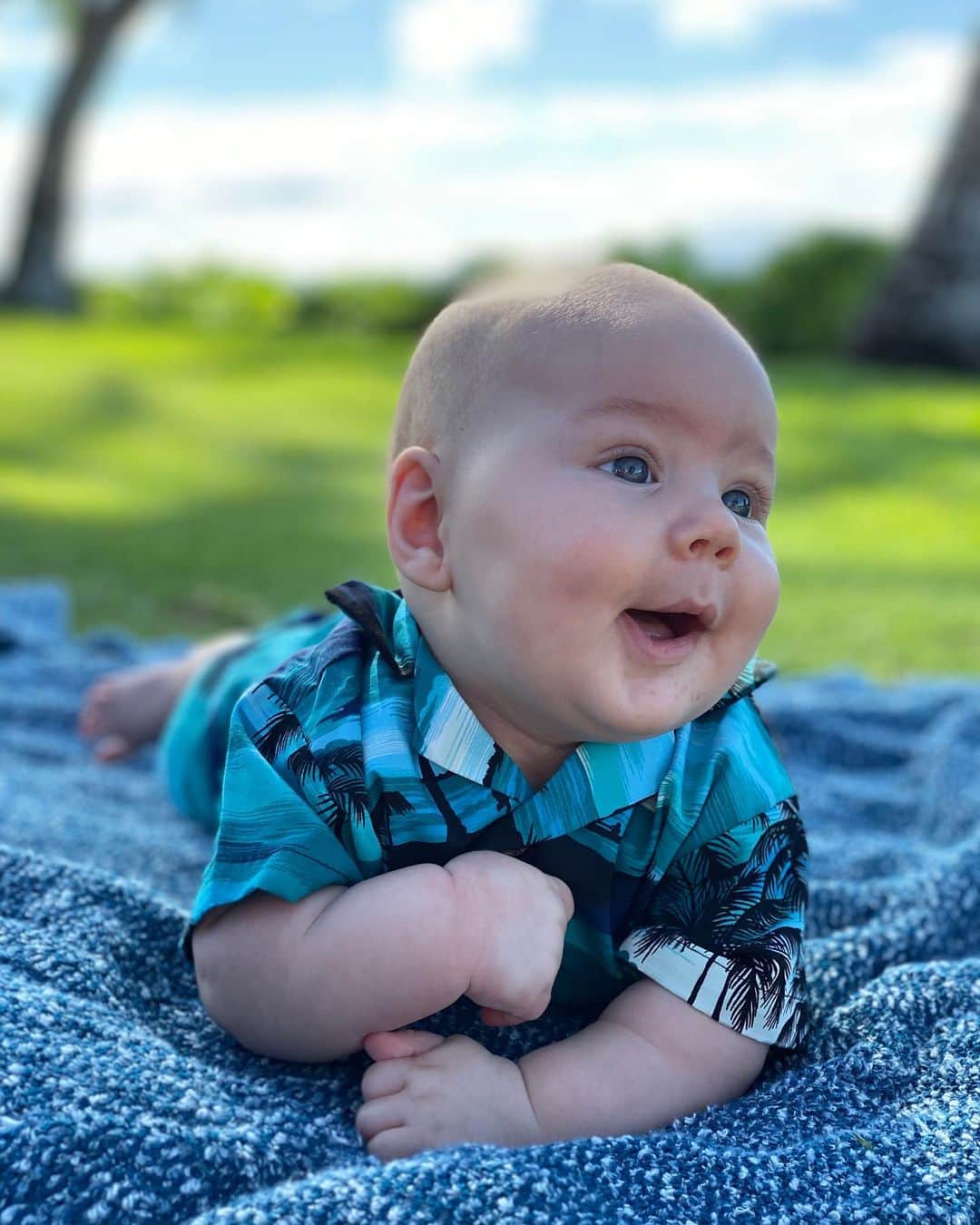 アラナ・ニコルズさんのインスタグラム写真 - (アラナ・ニコルズInstagram)「Aloooooooohaaaaaaa💙 . . #hawaiishirt #vacationgunnar #hawaiiroy #alohaalana」12月4日 6時06分 - alanathejane