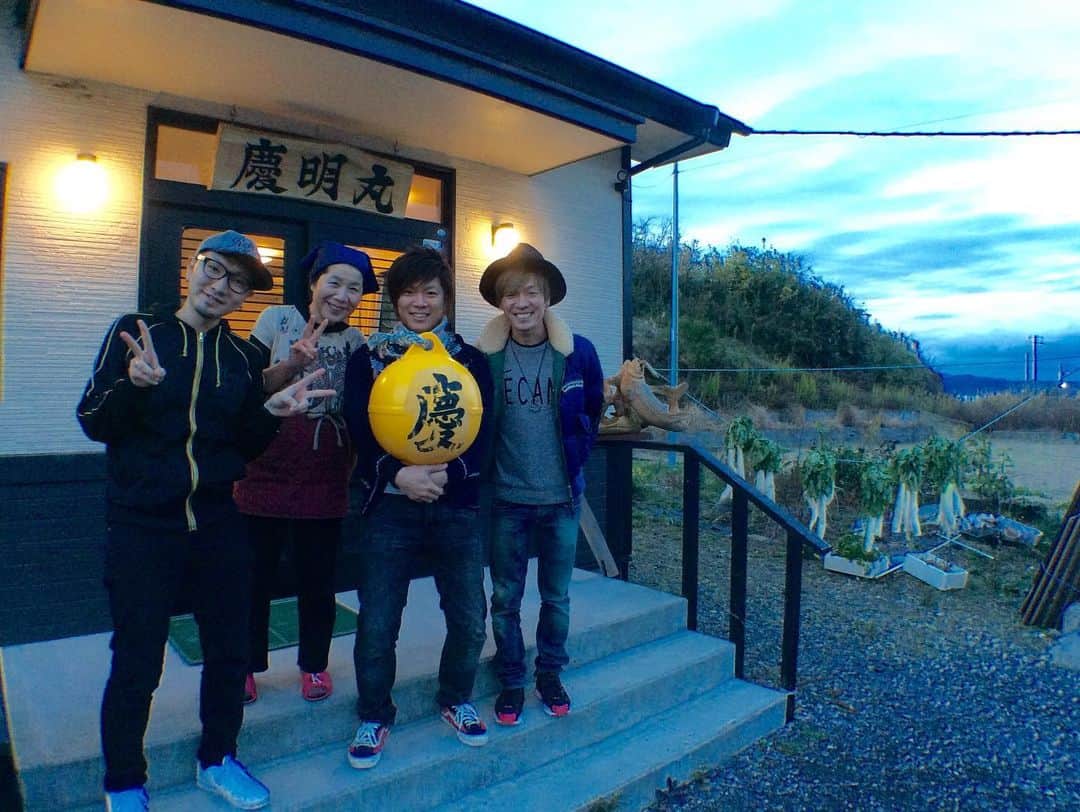 KYOHEYさんのインスタグラム写真 - (KYOHEYInstagram)「人生には必ず終わりがある。﻿ そんなことわかってる。﻿ ﻿ 南三陸町 波伝谷にある農漁家レストラン「慶明丸」のお母さん三浦さき子さんが急逝された。﻿ ﻿ 震災後、毎年通っている東北の仲間を一人失うことは、僕にとっても、一緒にこの活動を続ける仲間にとっても衝撃だった。﻿ いつも最高の笑顔で「おかえり」と迎えてくれたお母さん。﻿ 仲間のアーティストが、お母さん一人だけの為だけに歌うあの時間も、リスナーのみんなと行ったあの日のことも、お母さんの中にちゃんと残っているのかな。﻿ ﻿ 感情が全然言葉にならない。﻿ もう一度会いたいよ。。。﻿ ﻿ お母さんがくれた笑顔、そして優しさ、生きることの意味、あなたの存在が僕たちに教えてくださったことは大きすぎました。﻿ ﻿ ありがとうを必ず言いに行くね。﻿ すぐ行けなくてごめんなさい。待っててね。」12月4日 0時51分 - kyohey5
