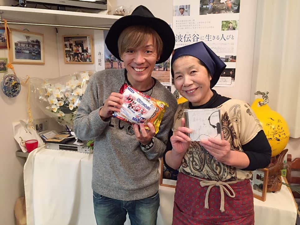 KYOHEYさんのインスタグラム写真 - (KYOHEYInstagram)「人生には必ず終わりがある。﻿ そんなことわかってる。﻿ ﻿ 南三陸町 波伝谷にある農漁家レストラン「慶明丸」のお母さん三浦さき子さんが急逝された。﻿ ﻿ 震災後、毎年通っている東北の仲間を一人失うことは、僕にとっても、一緒にこの活動を続ける仲間にとっても衝撃だった。﻿ いつも最高の笑顔で「おかえり」と迎えてくれたお母さん。﻿ 仲間のアーティストが、お母さん一人だけの為だけに歌うあの時間も、リスナーのみんなと行ったあの日のことも、お母さんの中にちゃんと残っているのかな。﻿ ﻿ 感情が全然言葉にならない。﻿ もう一度会いたいよ。。。﻿ ﻿ お母さんがくれた笑顔、そして優しさ、生きることの意味、あなたの存在が僕たちに教えてくださったことは大きすぎました。﻿ ﻿ ありがとうを必ず言いに行くね。﻿ すぐ行けなくてごめんなさい。待っててね。」12月4日 0時51分 - kyohey5