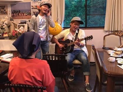 KYOHEYさんのインスタグラム写真 - (KYOHEYInstagram)「人生には必ず終わりがある。﻿ そんなことわかってる。﻿ ﻿ 南三陸町 波伝谷にある農漁家レストラン「慶明丸」のお母さん三浦さき子さんが急逝された。﻿ ﻿ 震災後、毎年通っている東北の仲間を一人失うことは、僕にとっても、一緒にこの活動を続ける仲間にとっても衝撃だった。﻿ いつも最高の笑顔で「おかえり」と迎えてくれたお母さん。﻿ 仲間のアーティストが、お母さん一人だけの為だけに歌うあの時間も、リスナーのみんなと行ったあの日のことも、お母さんの中にちゃんと残っているのかな。﻿ ﻿ 感情が全然言葉にならない。﻿ もう一度会いたいよ。。。﻿ ﻿ お母さんがくれた笑顔、そして優しさ、生きることの意味、あなたの存在が僕たちに教えてくださったことは大きすぎました。﻿ ﻿ ありがとうを必ず言いに行くね。﻿ すぐ行けなくてごめんなさい。待っててね。」12月4日 0時51分 - kyohey5