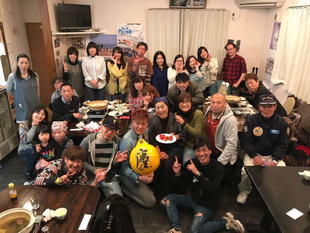 KYOHEYさんのインスタグラム写真 - (KYOHEYInstagram)「人生には必ず終わりがある。﻿ そんなことわかってる。﻿ ﻿ 南三陸町 波伝谷にある農漁家レストラン「慶明丸」のお母さん三浦さき子さんが急逝された。﻿ ﻿ 震災後、毎年通っている東北の仲間を一人失うことは、僕にとっても、一緒にこの活動を続ける仲間にとっても衝撃だった。﻿ いつも最高の笑顔で「おかえり」と迎えてくれたお母さん。﻿ 仲間のアーティストが、お母さん一人だけの為だけに歌うあの時間も、リスナーのみんなと行ったあの日のことも、お母さんの中にちゃんと残っているのかな。﻿ ﻿ 感情が全然言葉にならない。﻿ もう一度会いたいよ。。。﻿ ﻿ お母さんがくれた笑顔、そして優しさ、生きることの意味、あなたの存在が僕たちに教えてくださったことは大きすぎました。﻿ ﻿ ありがとうを必ず言いに行くね。﻿ すぐ行けなくてごめんなさい。待っててね。」12月4日 0時51分 - kyohey5