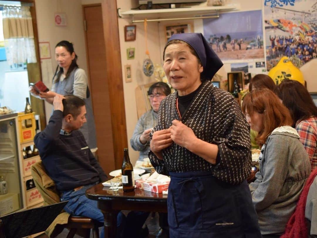 KYOHEYさんのインスタグラム写真 - (KYOHEYInstagram)「人生には必ず終わりがある。﻿ そんなことわかってる。﻿ ﻿ 南三陸町 波伝谷にある農漁家レストラン「慶明丸」のお母さん三浦さき子さんが急逝された。﻿ ﻿ 震災後、毎年通っている東北の仲間を一人失うことは、僕にとっても、一緒にこの活動を続ける仲間にとっても衝撃だった。﻿ いつも最高の笑顔で「おかえり」と迎えてくれたお母さん。﻿ 仲間のアーティストが、お母さん一人だけの為だけに歌うあの時間も、リスナーのみんなと行ったあの日のことも、お母さんの中にちゃんと残っているのかな。﻿ ﻿ 感情が全然言葉にならない。﻿ もう一度会いたいよ。。。﻿ ﻿ お母さんがくれた笑顔、そして優しさ、生きることの意味、あなたの存在が僕たちに教えてくださったことは大きすぎました。﻿ ﻿ ありがとうを必ず言いに行くね。﻿ すぐ行けなくてごめんなさい。待っててね。」12月4日 0時51分 - kyohey5