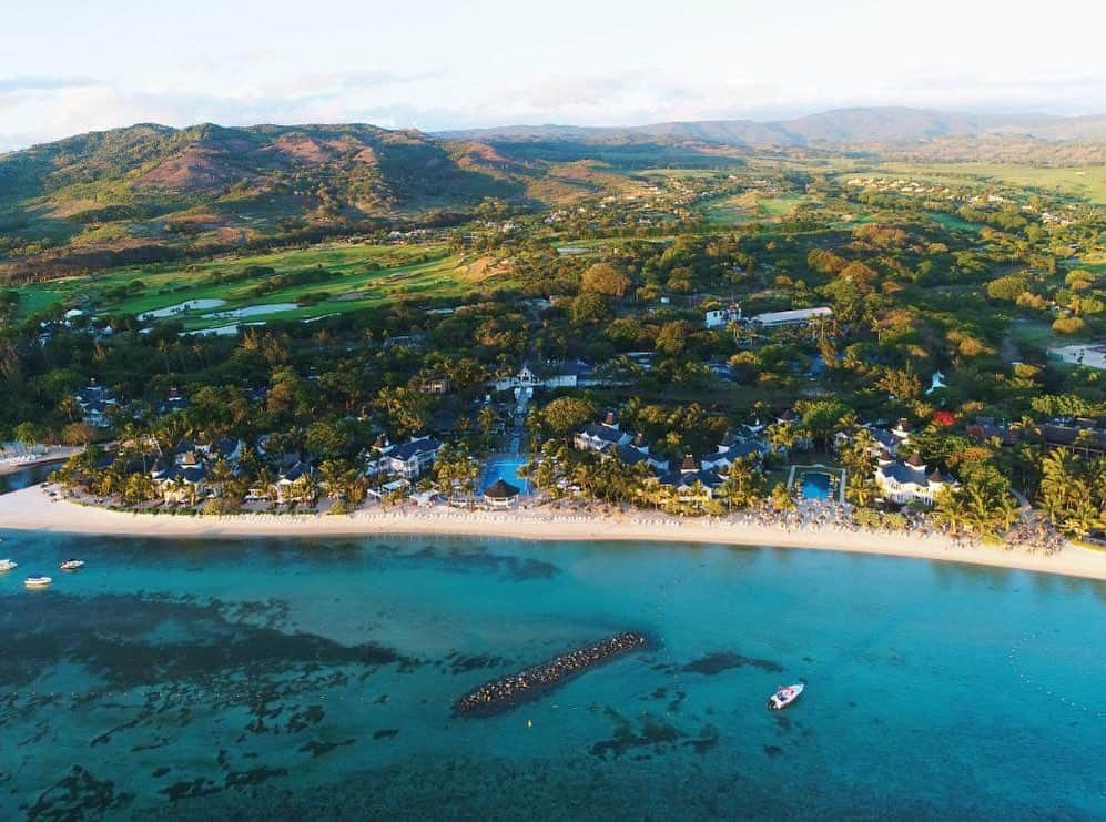 トーマス・ピーターズのインスタグラム：「Almost a week in Mauritius and can’t get enough of these sceneries. The views are spectacular and the course is even better. Looking forward to the last couple of days at the @heritagegolfclub and start the 2020 season with a great result @afrasiamruopen! 😆 #sea #sun #golf #afrasiabankmauritiusopen  #heritageresort」