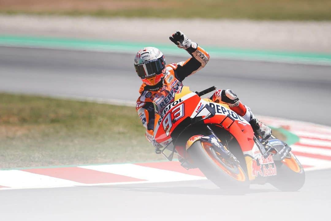 レプソル・ホンダさんのインスタグラム写真 - (レプソル・ホンダInstagram)「#2019Review - Seize the Moment - The home crowd gave @marcmarquez93 an extra boost as he set off form the front row, quickly making his way to the front as drama unfolded behind him. A faultless race saw him walk away with a 37 point lead - an advantage which would only grow. #CatalanGP」12月4日 0時46分 - hrc_motogp