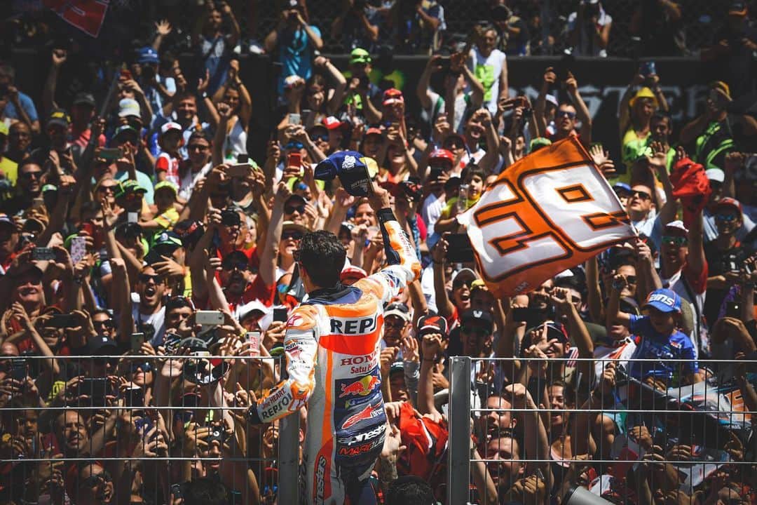 レプソル・ホンダのインスタグラム：「#2019Review - Seize the Moment - The home crowd gave @marcmarquez93 an extra boost as he set off form the front row, quickly making his way to the front as drama unfolded behind him. A faultless race saw him walk away with a 37 point lead - an advantage which would only grow. #CatalanGP」